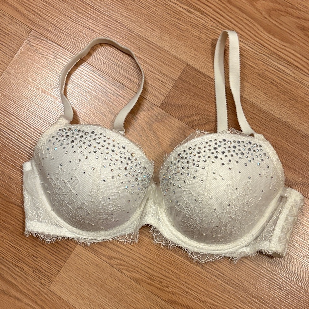 Vintage NWOT Victoria's Secret White Lace Bra with Embellishments